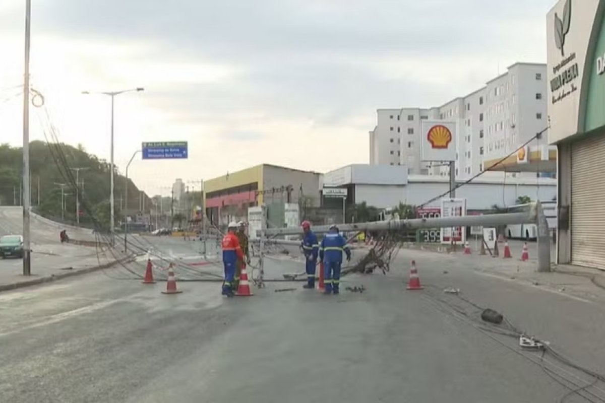 Ônibus sem controle derruba três postes em Salvador