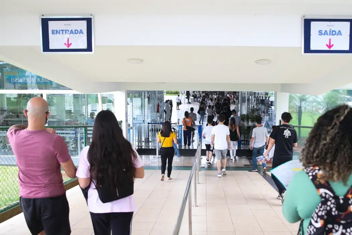 Inação do MEC no Fies provoca endividamento e abandono de cursos