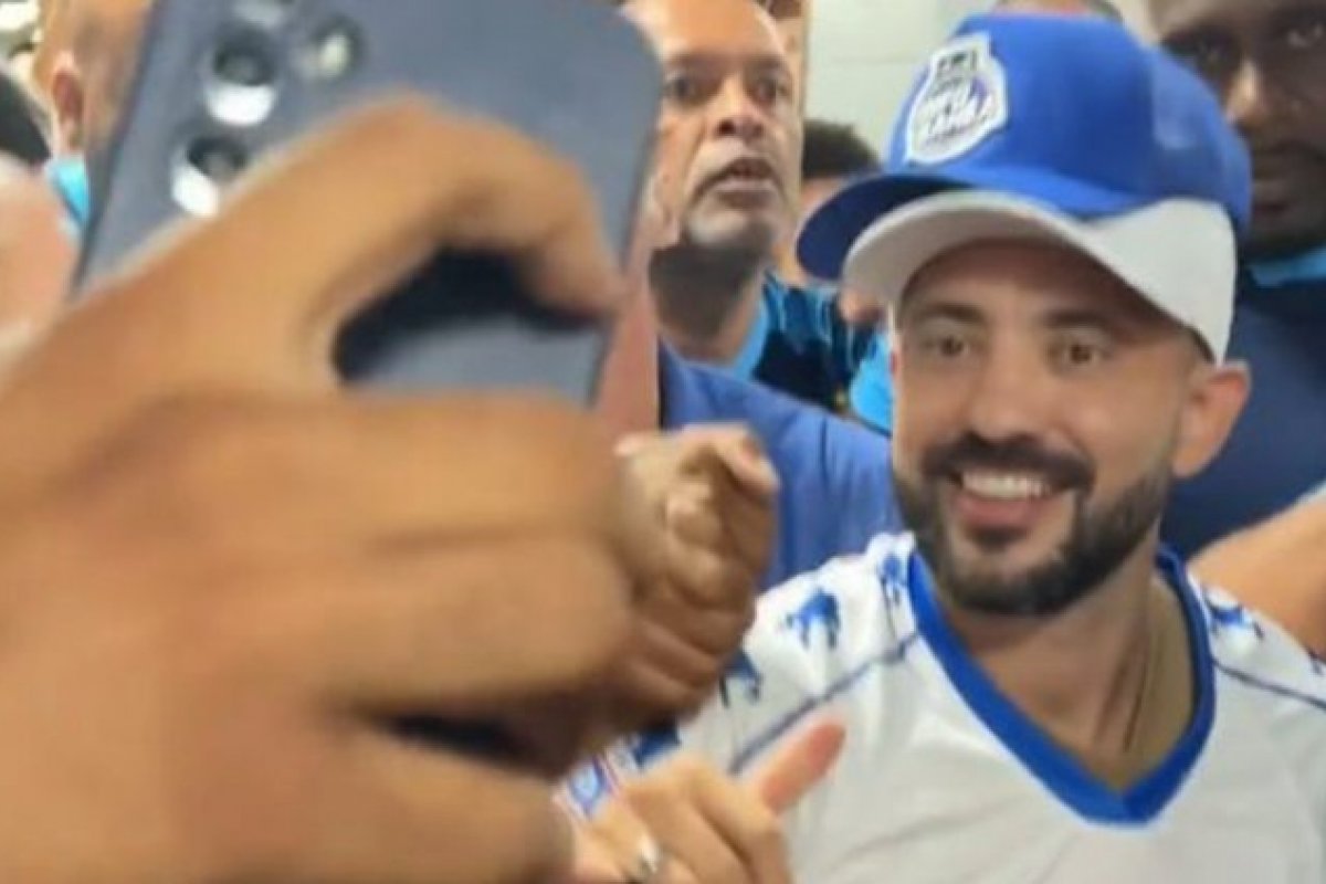 Vídeo: Everton Ribeiro é recebido pela torcida do Bahia em aeroporto