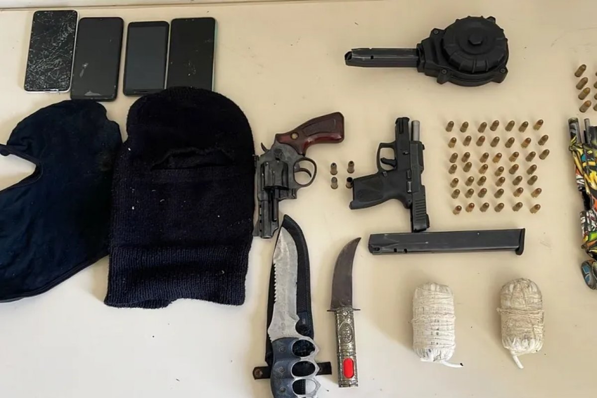 Quatro homens são presos com granadas artesanais e armas em Camaçari