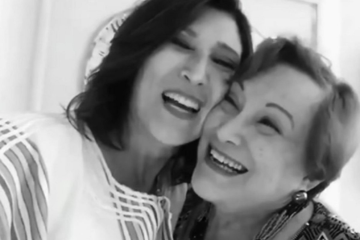 Beth Goulart homenageia Nicette Bruno em dia de aniversário!