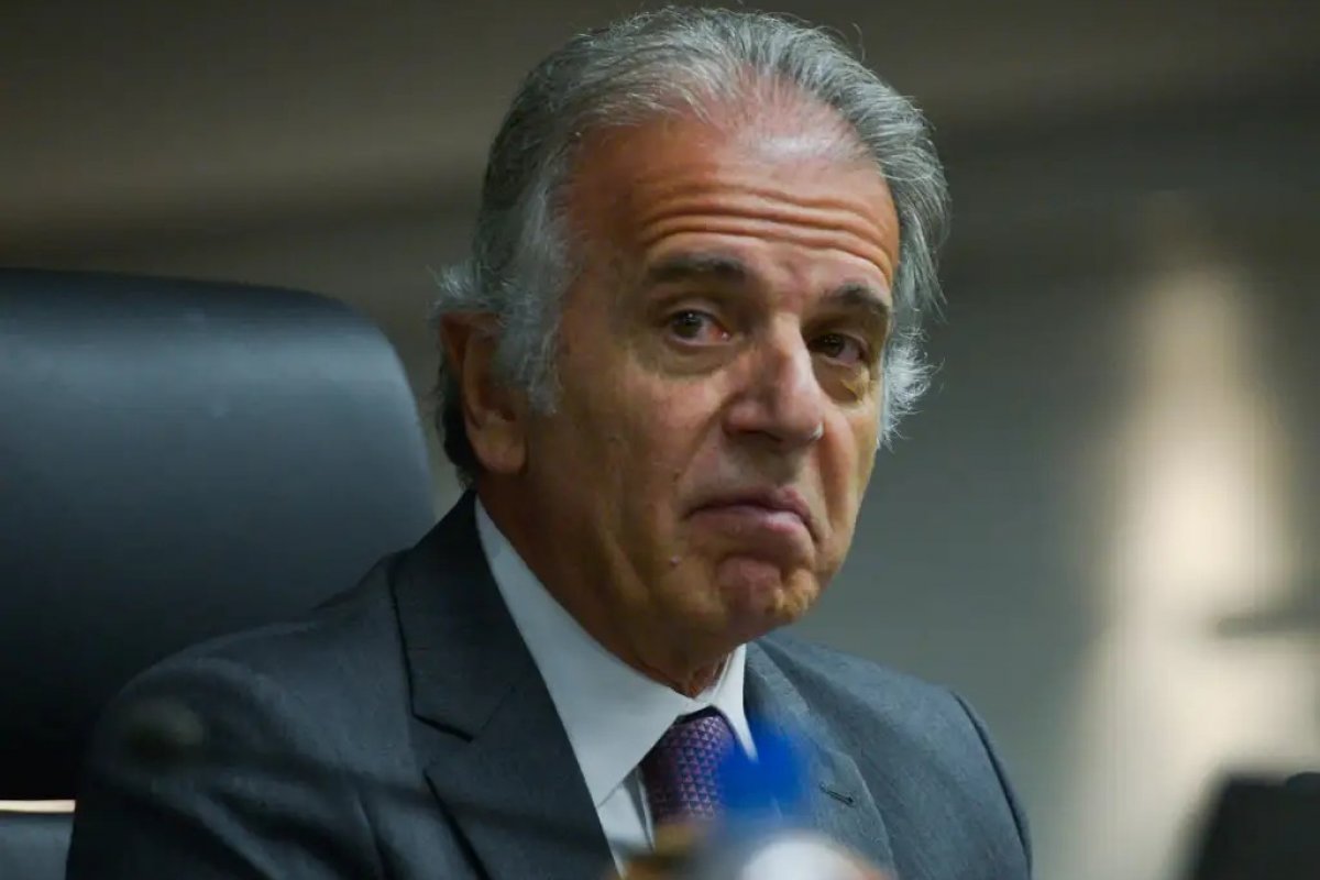 Ministro da Defesa de Lula recebe apoio de aliado de Bolsonaro após 8 de janeiro