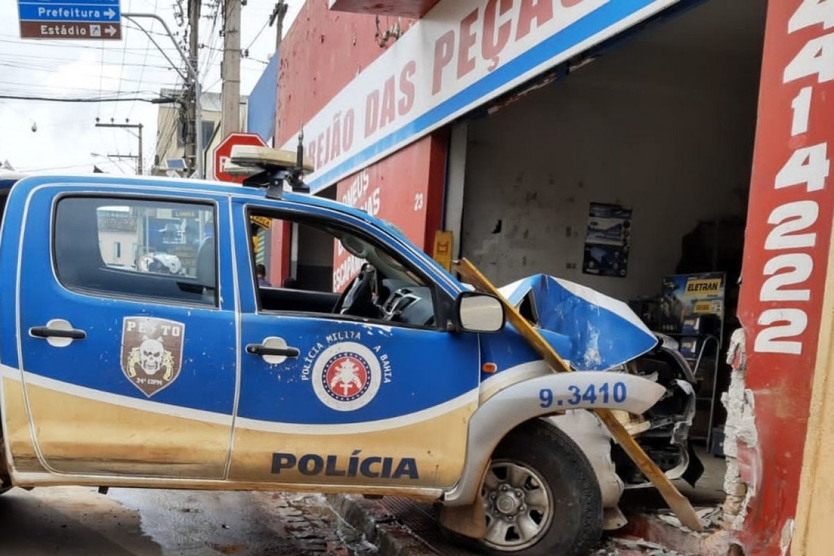 Policial perde controle e bate viatura em fachada de loja em Brumado, sudoeste da Bahia