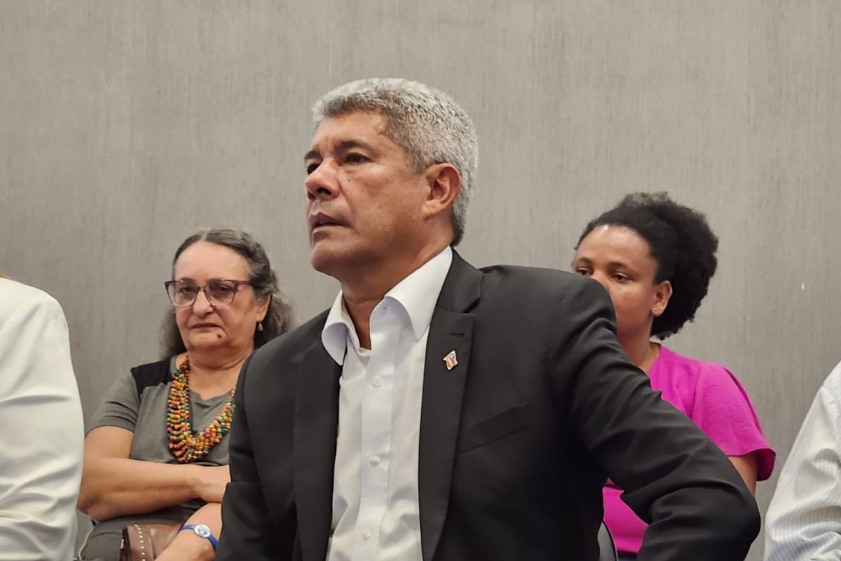 Em ato pela defesa da democracia, Jerônimo diz que 8 de janeiro não é para 'alimentar discórdia', mas sim resistência