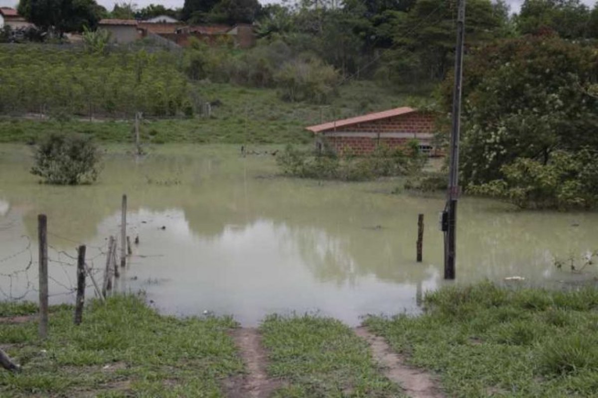 Rompimento de adutora deixa comunidade inundada em Vitória da Conquista