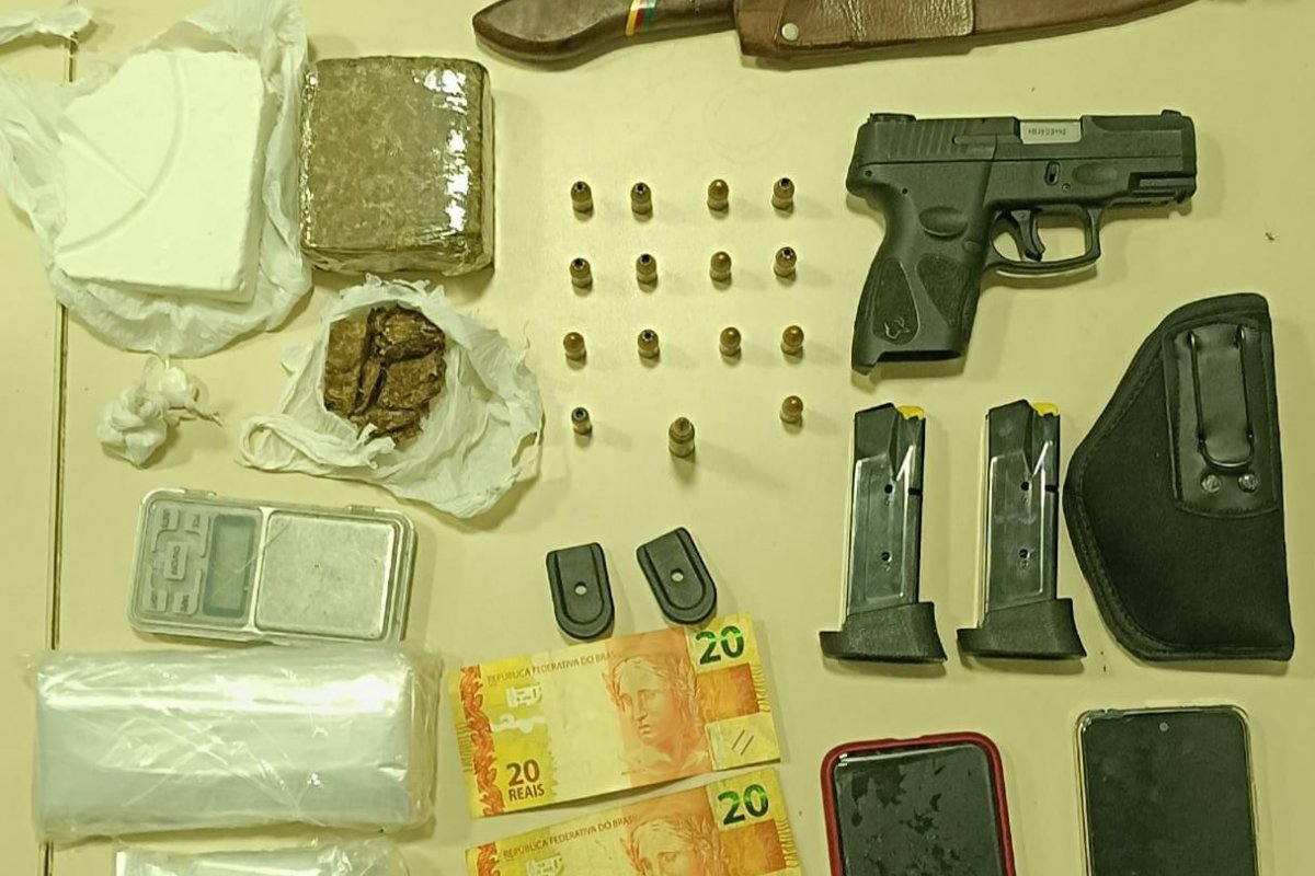 Polícia Militar encontra arma, carregadores, munições e drogas em Paulo Afonso