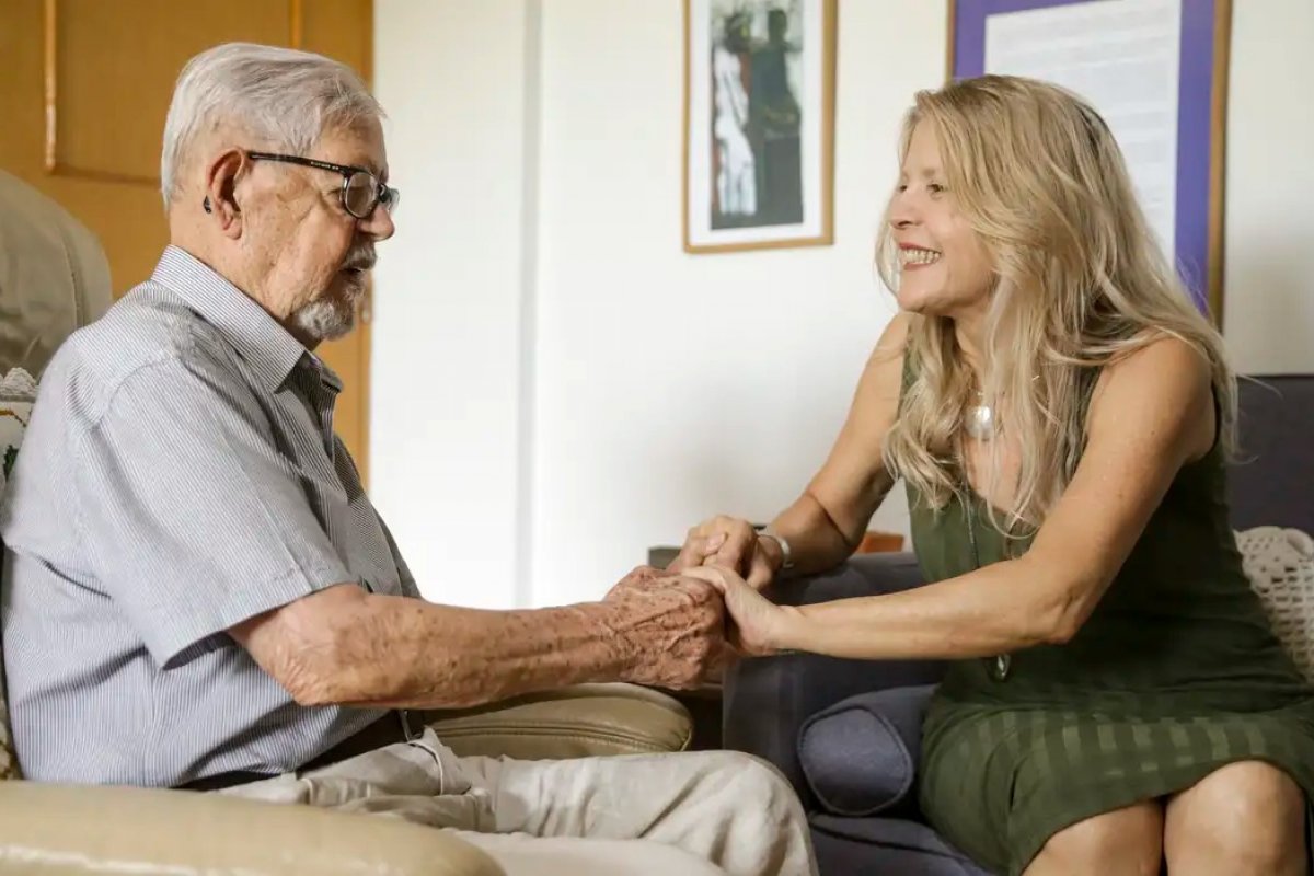 Colocar em prática 12 hábitos evitaria cerca 50% dos caso de demência