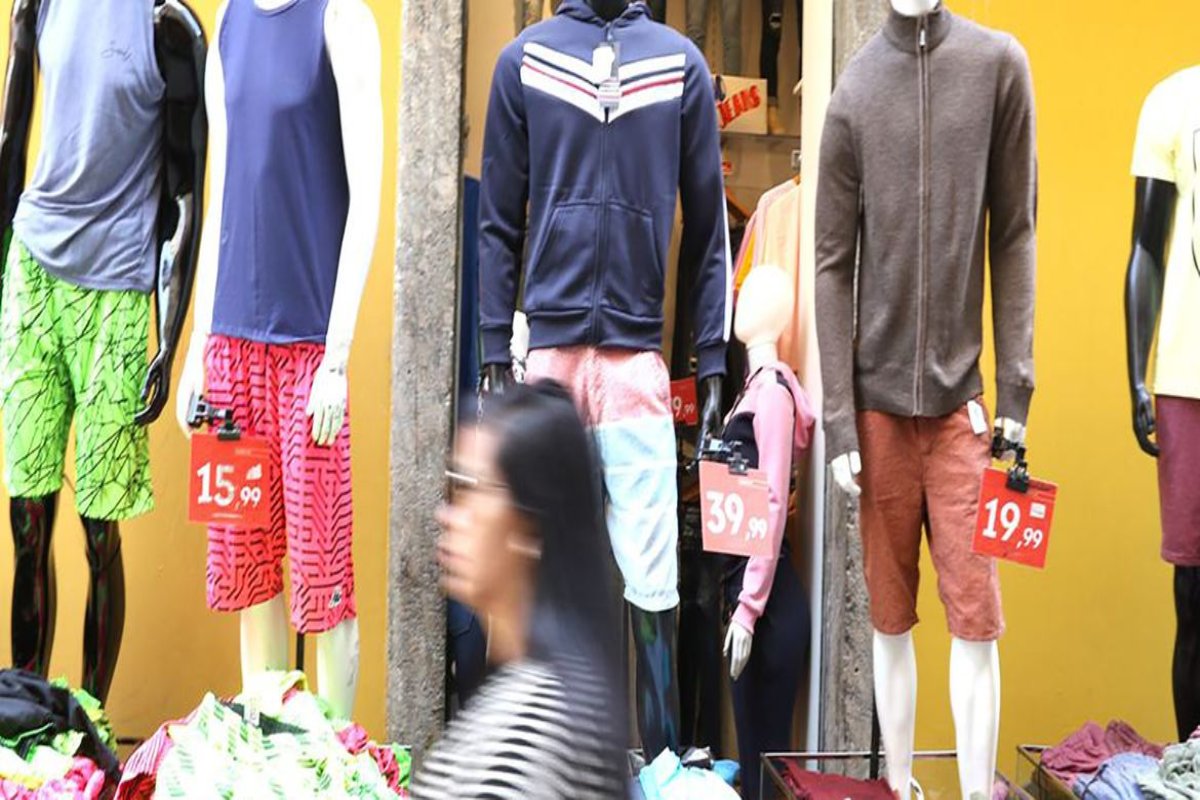 Em 2024, economia brasileira deve crescer metade do ritmo estimado para 2023