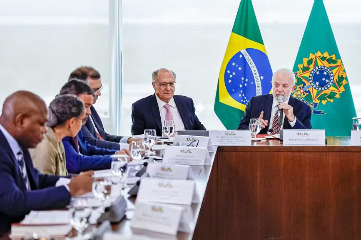 Em reunião com ministros, Lula afirma que indígenas são 'questão de estado'
