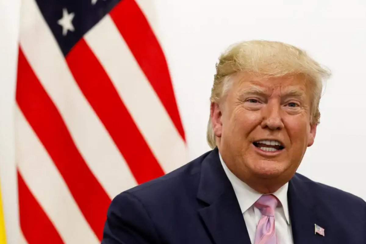 Trump se apresenta a tribunal para pedir imunidade e ameaça processar Biden