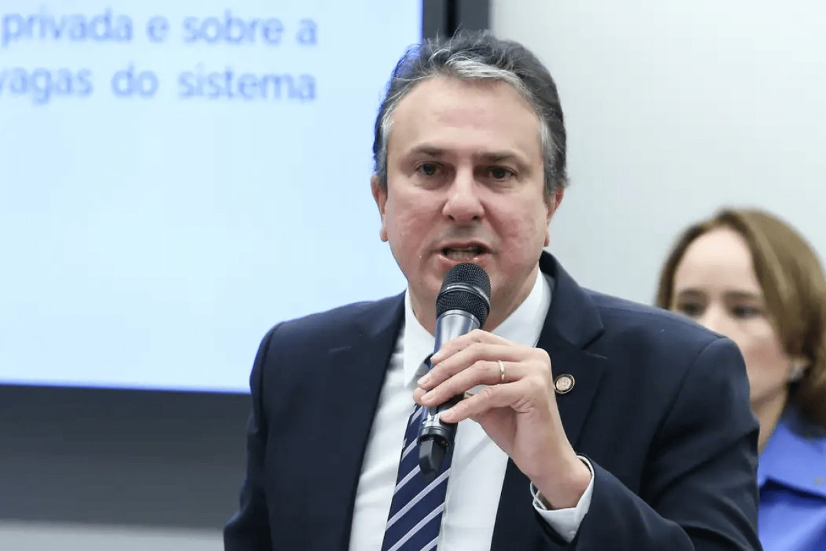 Ministro da Educação afirma que depósitos para alunos do ensino médio devem iniciar em março