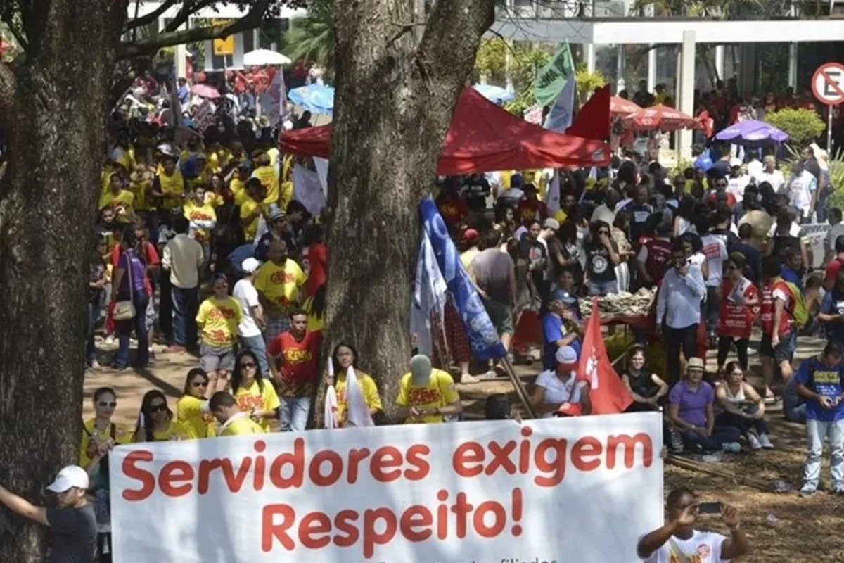 Entidades de servidores apresentam contraproposta de reajuste salarial ao governo Lula