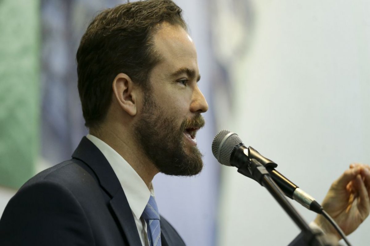 Ministro interino da Fazenda defende equilíbrio fiscal em impasse sobre reoneração da folha de pagamento