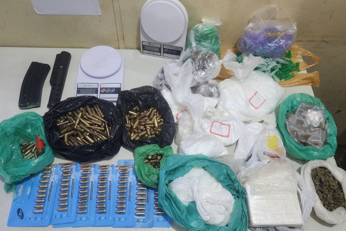 PM encontra granada, carregador, munições e drogas em Brotas