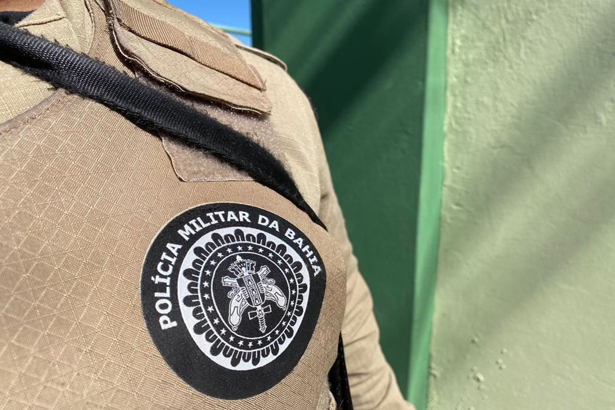 Dois suspeitos são presos com celular roubado na Av. Contorno