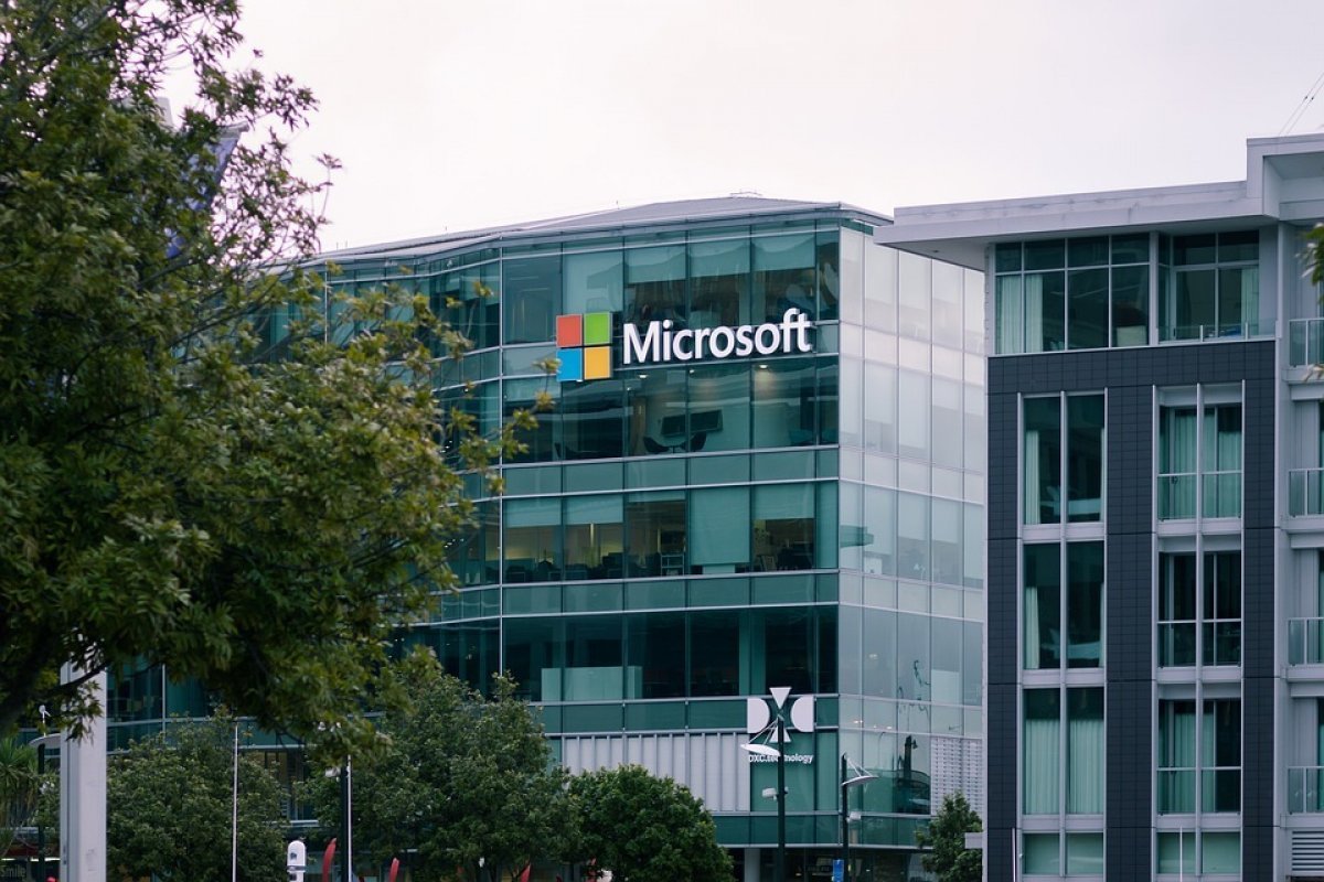 Impulsionada por IA, Microsoft supera Apple e se torna empresa mais valiosa do mundo