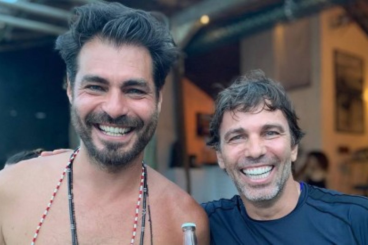 Na Bahia, Thiago Lacerda aparece sem camisa ao lado de Marcelo Faria