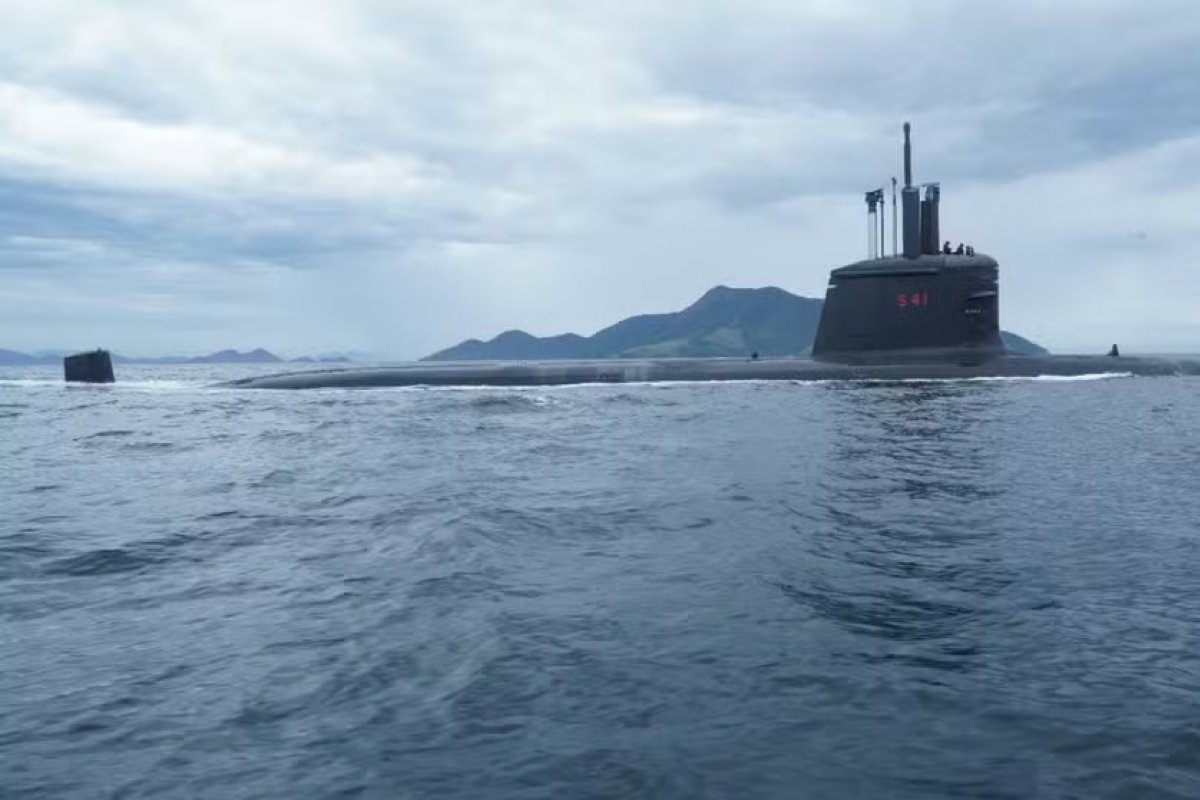 Marinha lança novo submarino com capacidade de ficar até cinco dias imerso no mar