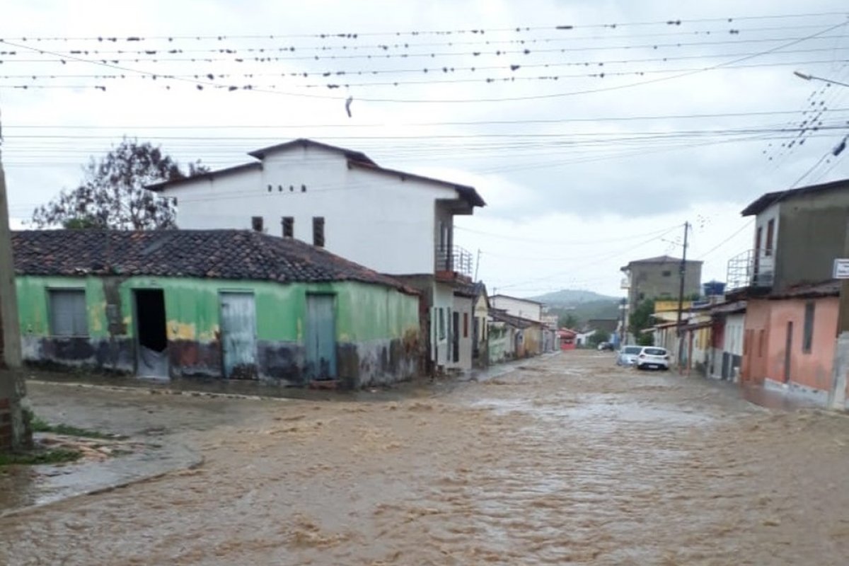 Chuva intensa alaga ruas e casas em Itambé