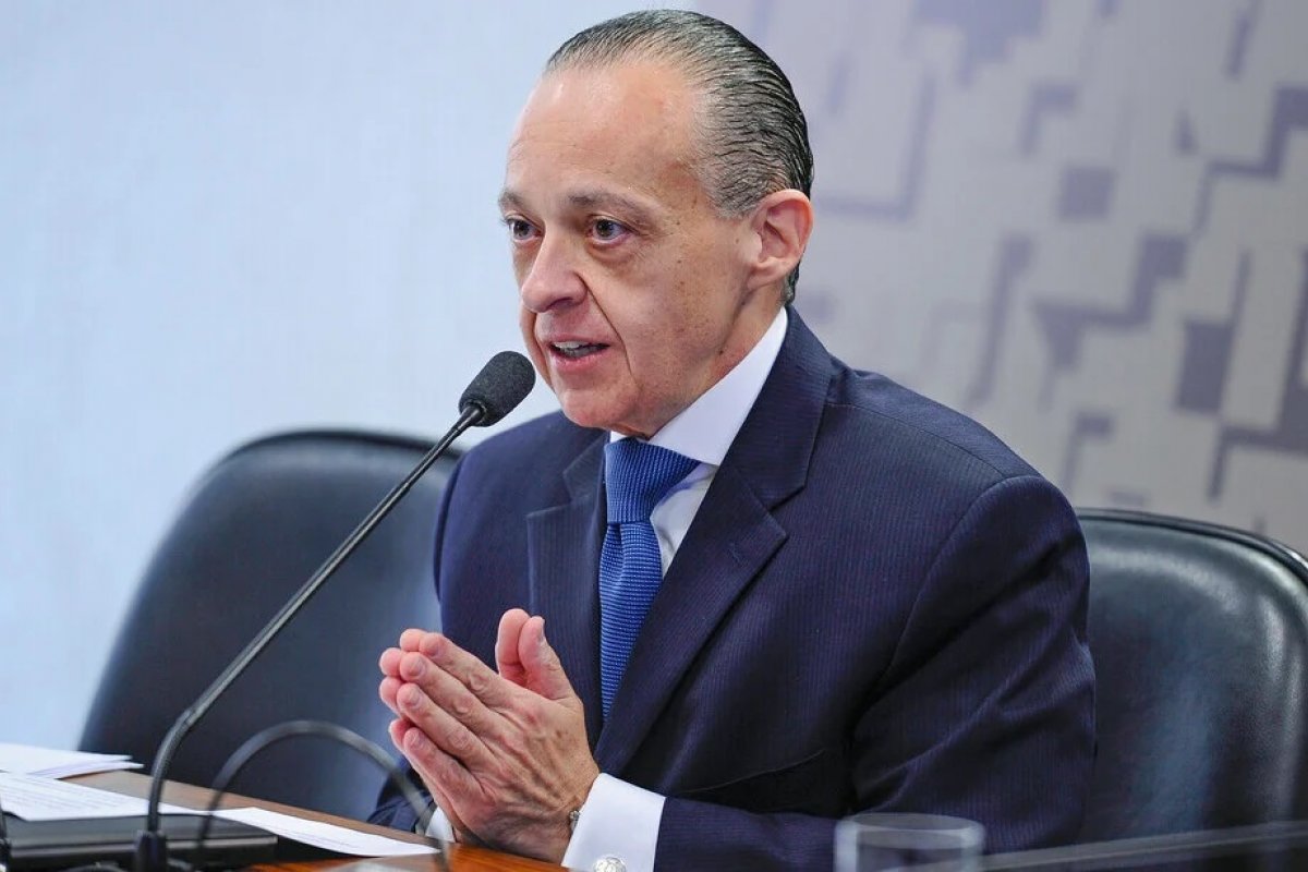 Itamaraty exige que embaixador do Brasil no Equador interrompa férias e volte a Quito