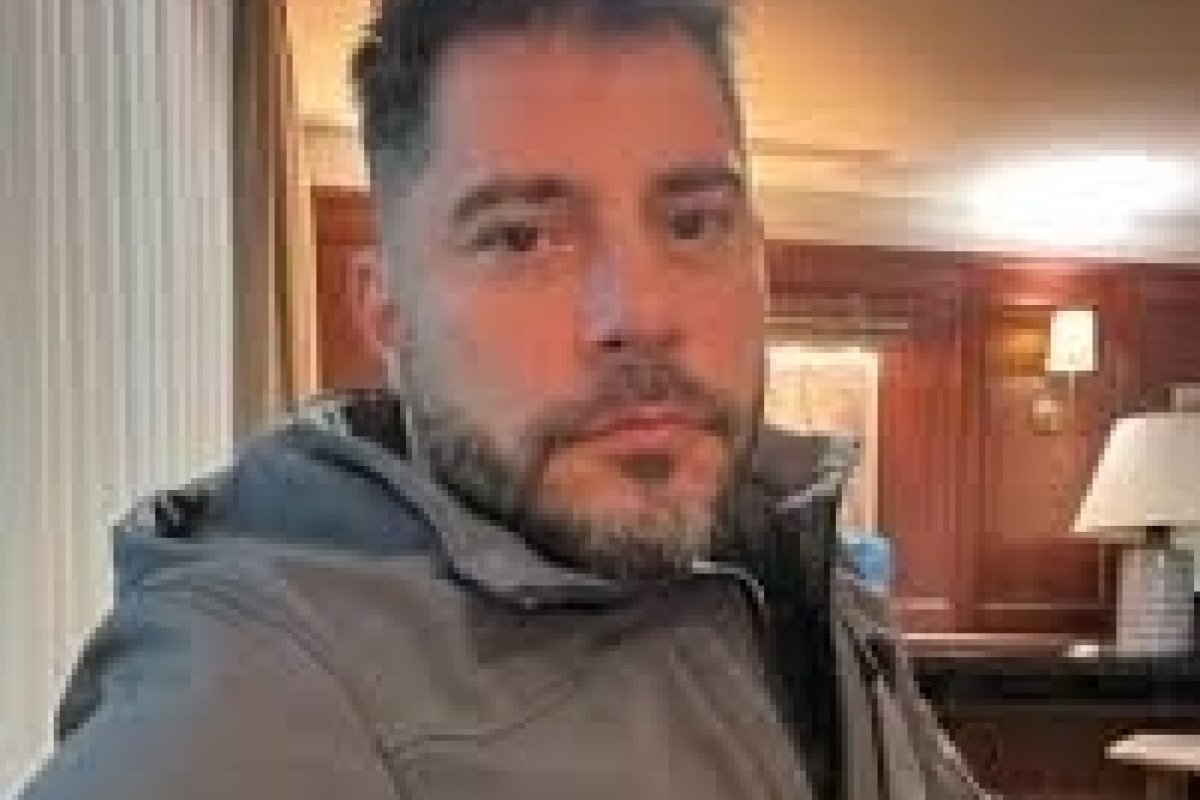 Internado na UTI, Evaristo Costa atualiza estado de saúde após complicações da doença de Croh!