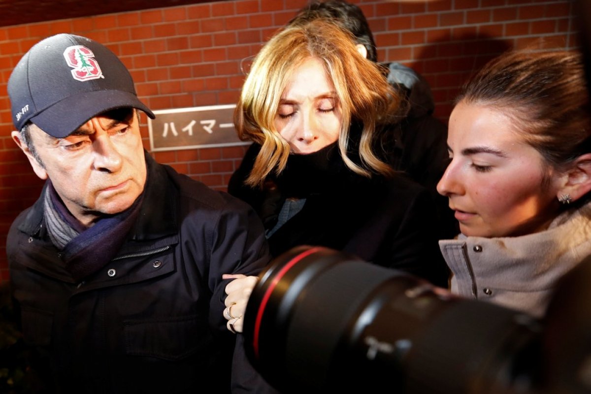 Imprensa Japonesa diz que esposa de Ghosn é alvo de mandado de prisão