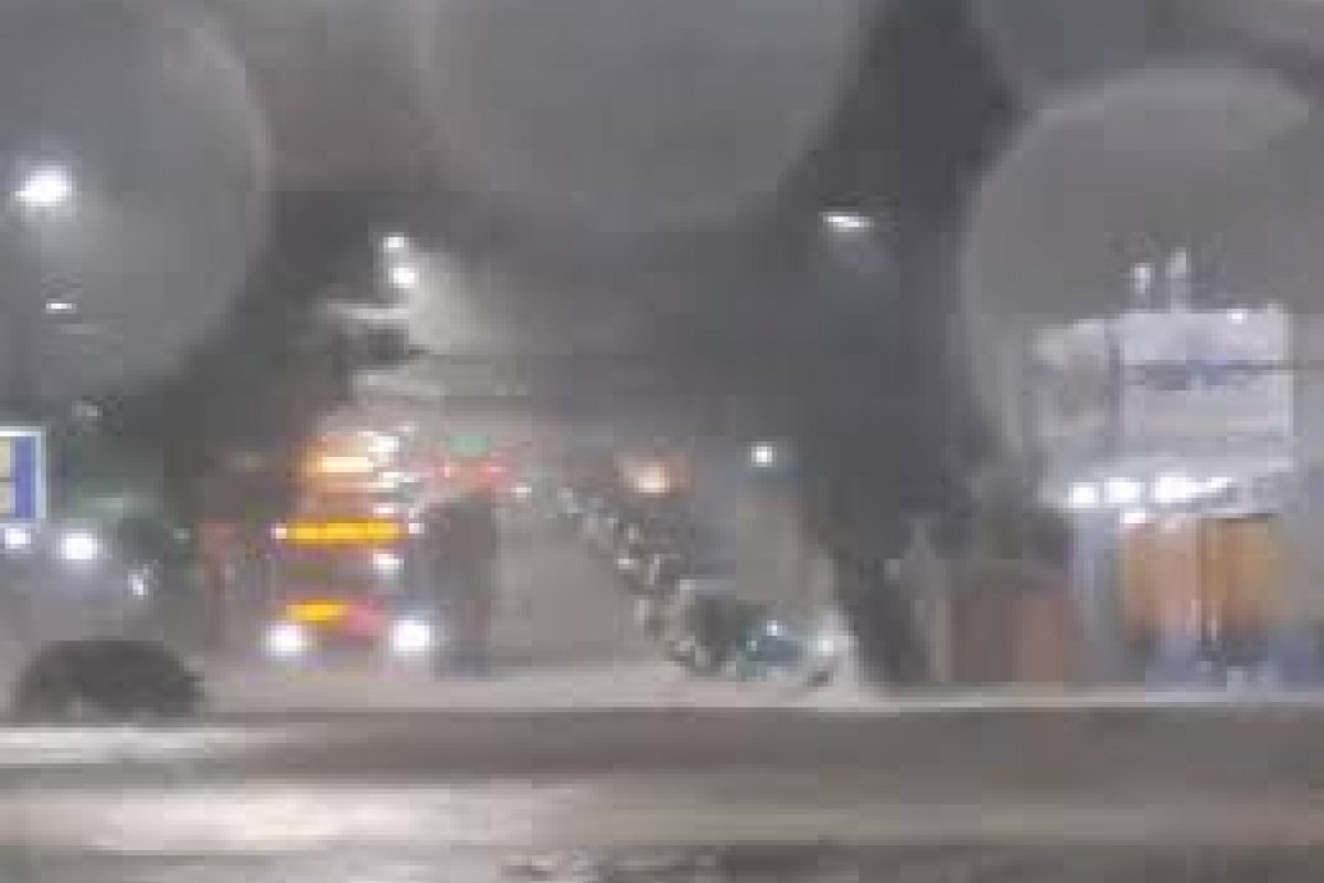 Vídeo: Homem pilota moto aquática em bairro alagado no Rio