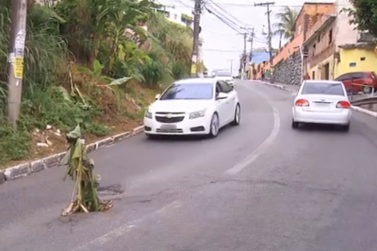 Buraco em ladeira no Pau Miúdo, em Salvador, causa risco para motoristas