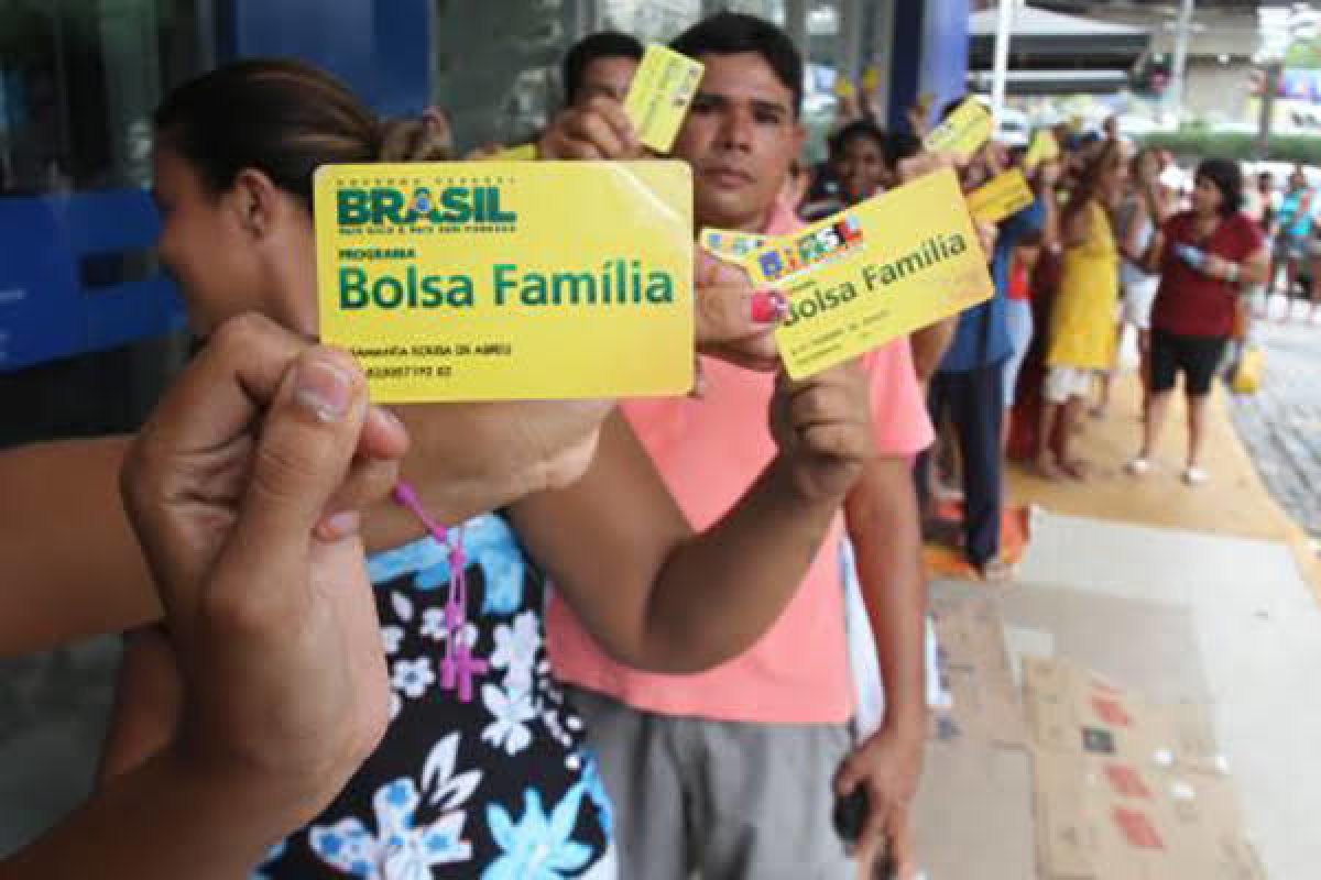 Governo remaneja orçamento para pagar 13º do Bolsa Família