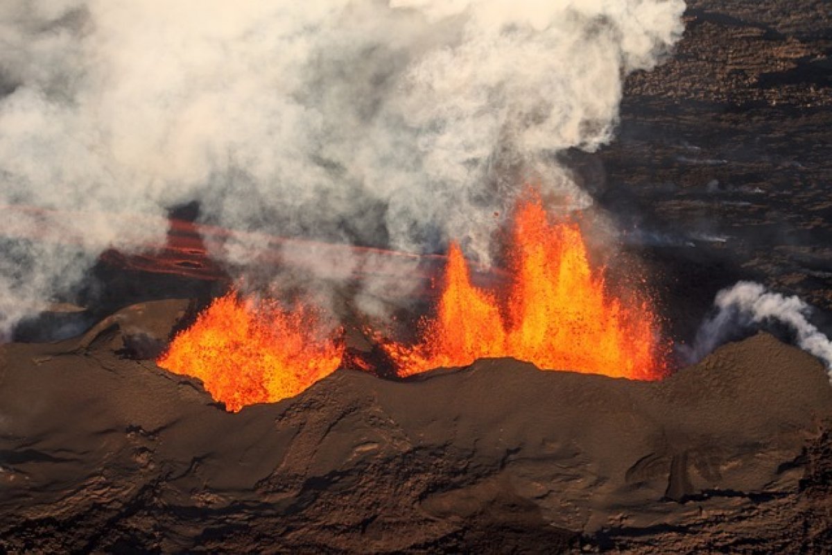 Islândia: vulcão entra em erupção e atinge casas no sudoeste do país