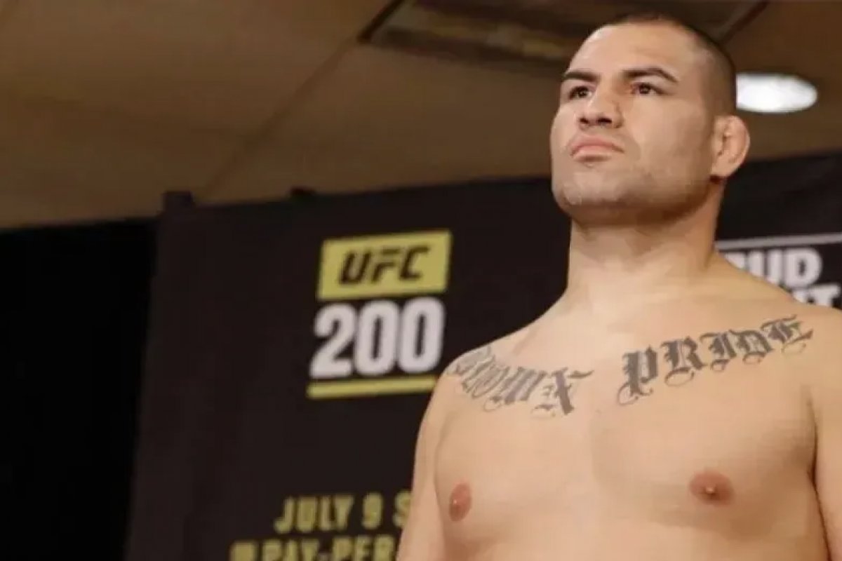 Cain Velasquez chama atenção com tornozeleira eletrônica em evento do UFC
