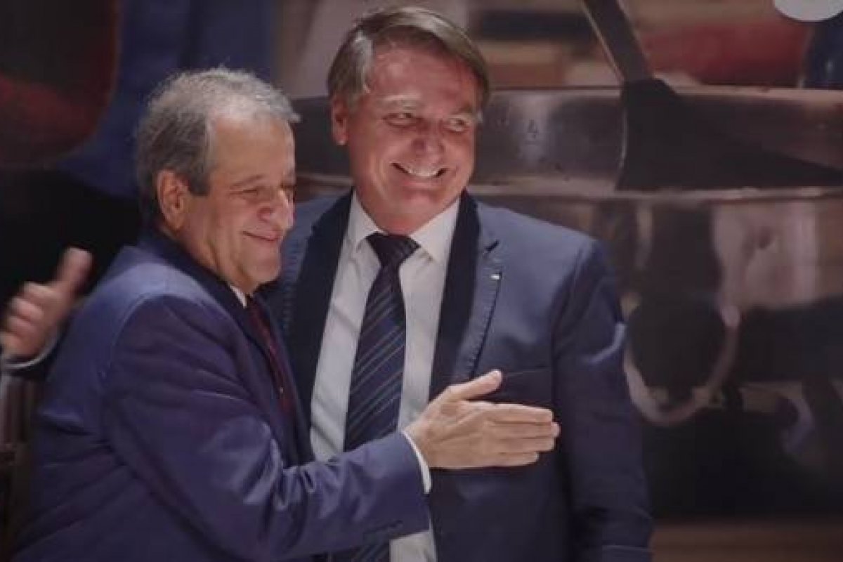 Presidente do PL, Valdemar Costa Neto, busca diálogo com bolsonaristas após controvérsia por elogios a Lula