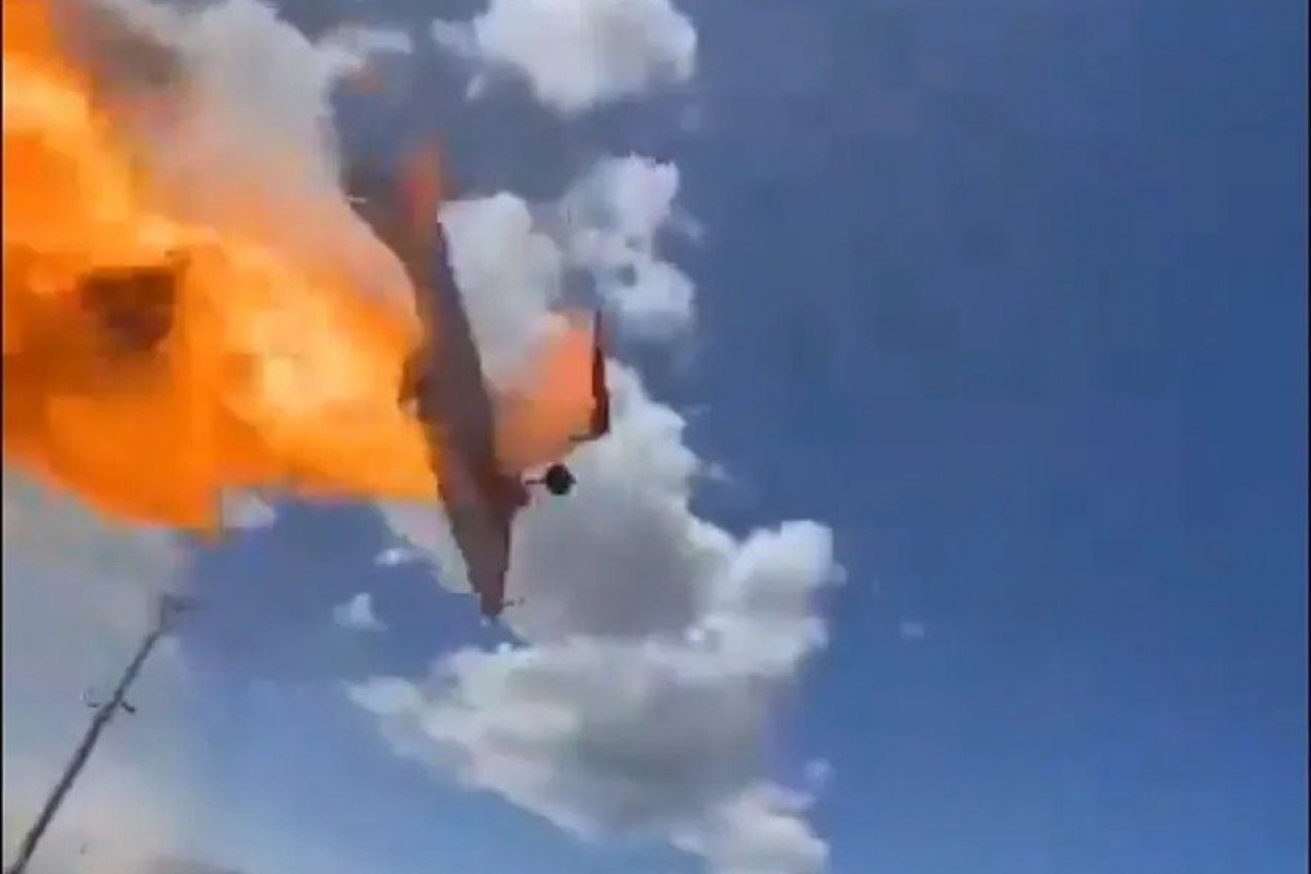 Vídeo: avião que combatia incêndios cai após atingir poste no Chile