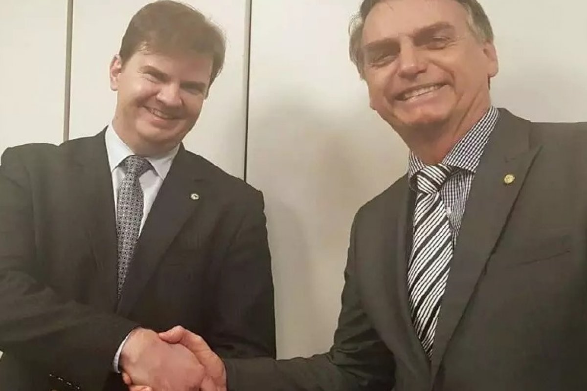 Após demonstrar interesse em trabalhar na iniciativa privada, ex-ministros ganham salário extra