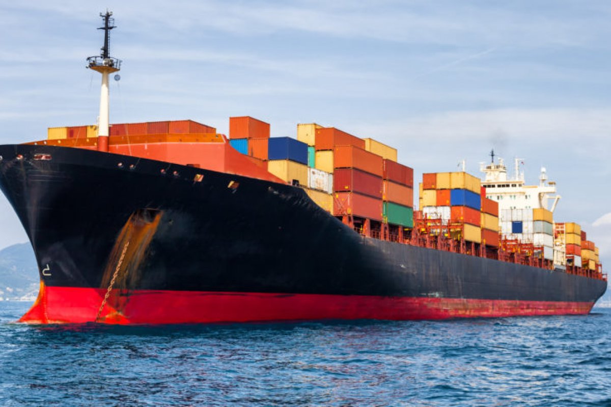 Crise no Mar Vermelho impulsiona aumento de 121% no frete marítimo