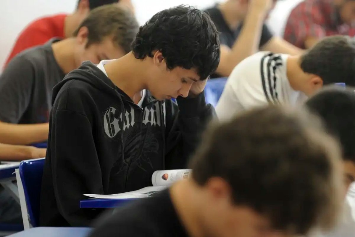 MEC Anuncia Programa "Pé-de-meia" para Estudantes do Ensino Médio