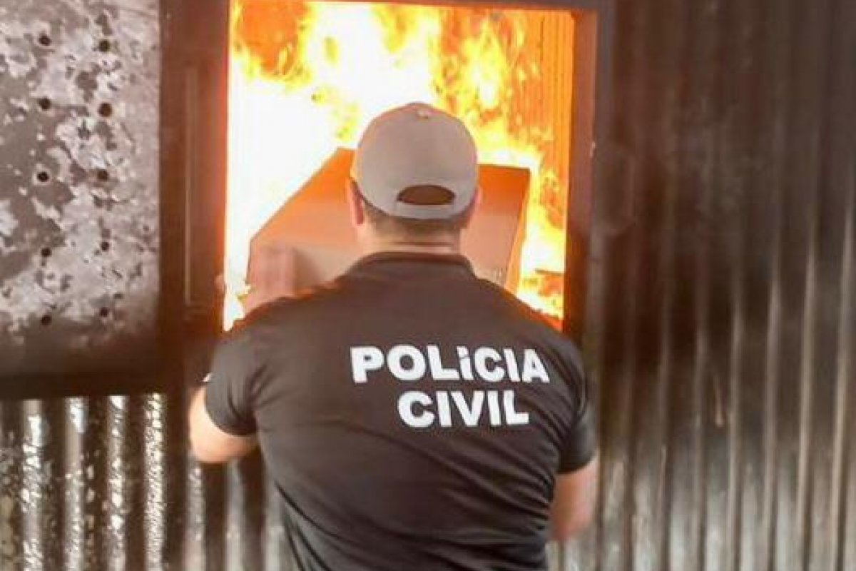 Polícia Civil incinera dez toneladas de cigarros falsos em Conquista