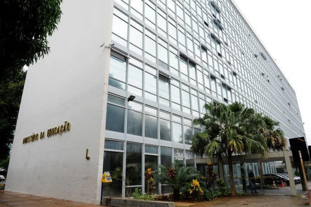 MEC e Capes divulgam portaria que estabelece as modalidades de bolsas de estudos no exterior e no Brasil