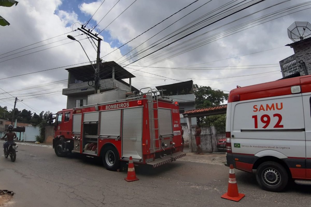 Fogo atinge imóvel no bairro do Alto da Terezinha, em Salvador