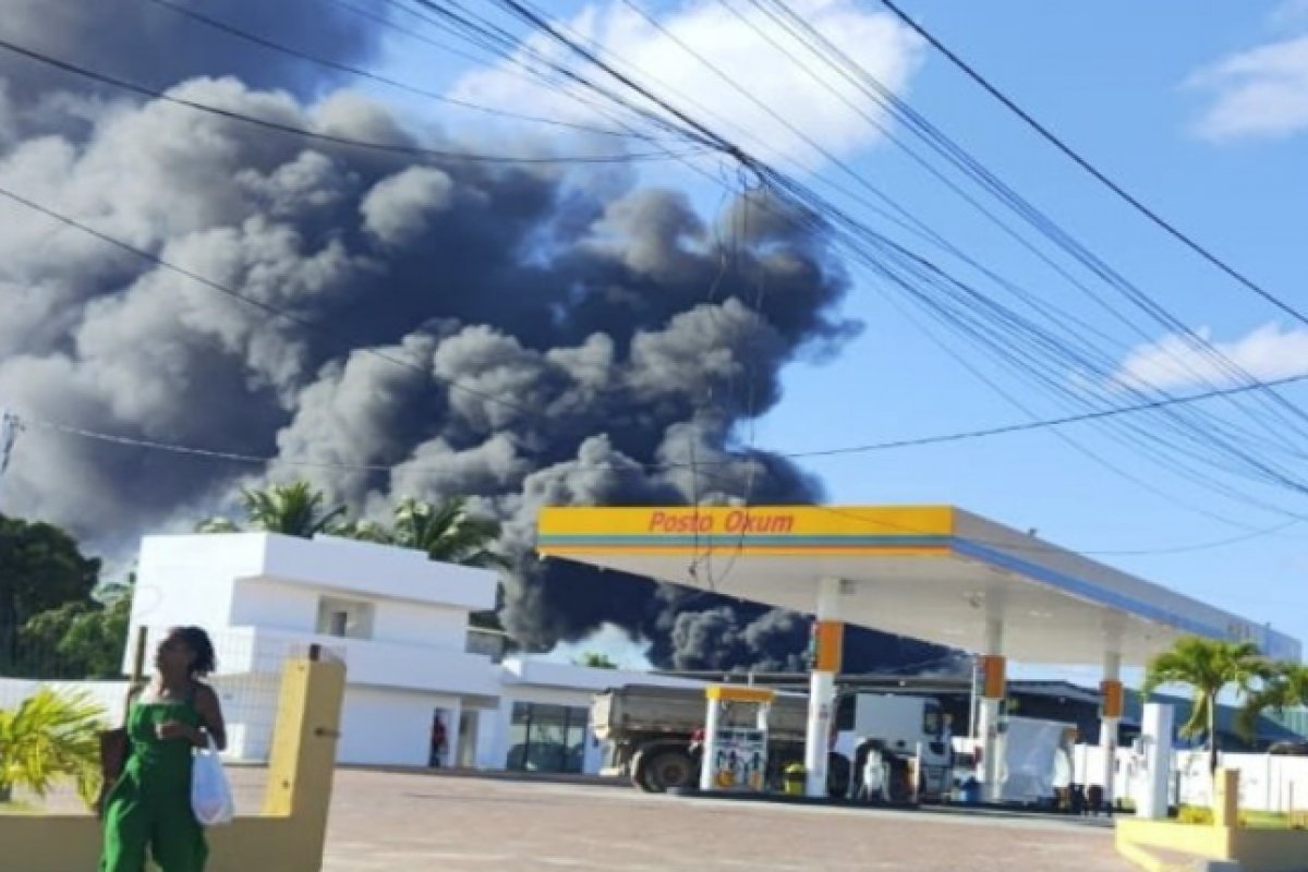 Vídeo: incêndio atinge galpão de fábrica de materiais recicláveis em Região Metropolitana de Salvador