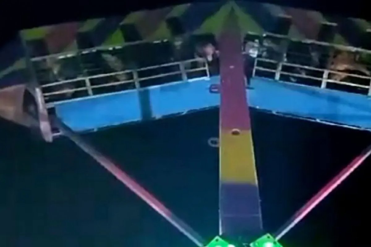 Parque é interditado em Eunápolis após brinquedo 'travar' e deixar pessoas de cabeça para baixo