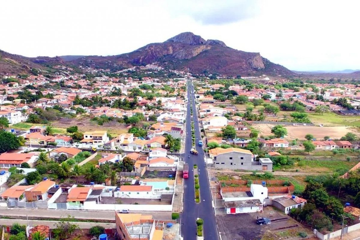 Família morre em batida entre carro e carreta na BA