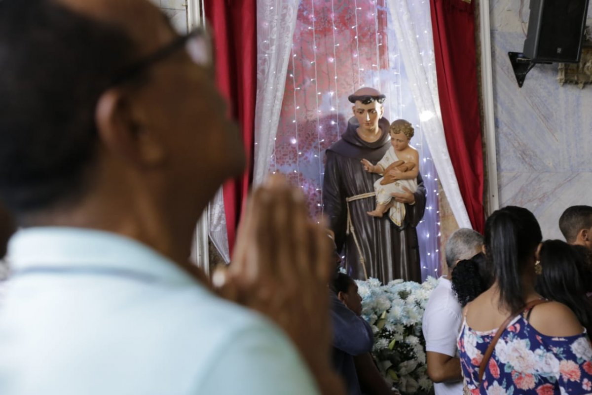 Fiéis prestam homenagens a Santo Antônio