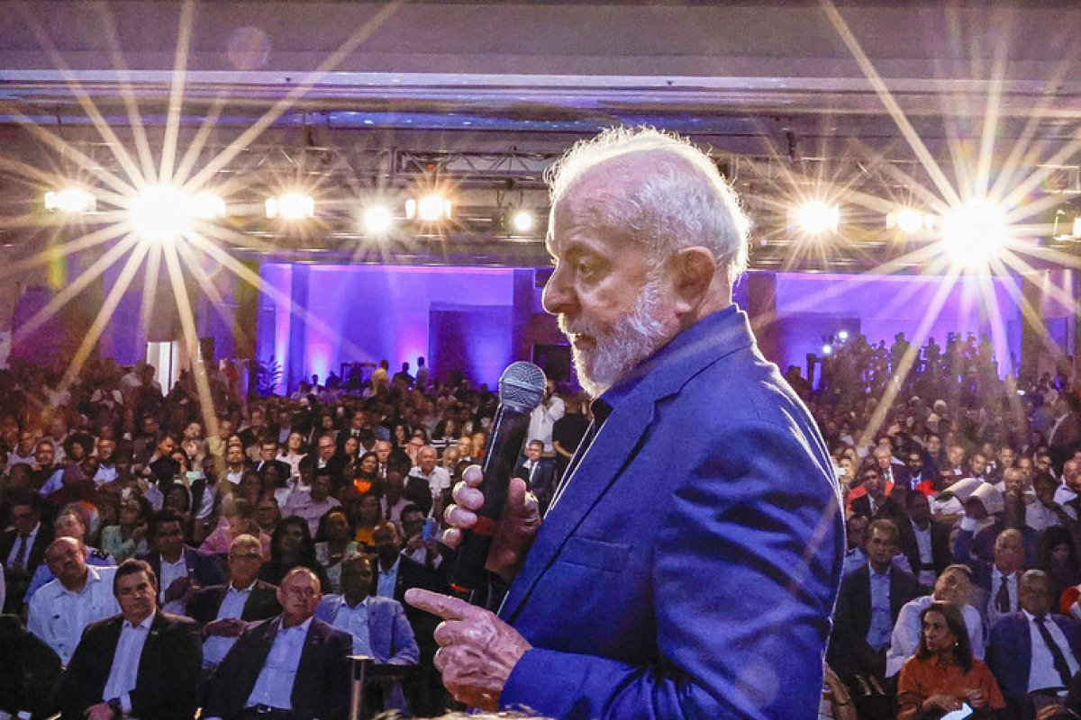 Lula anuncia que bolsa para estudantes do ensino médio será de R$ 200 por mês