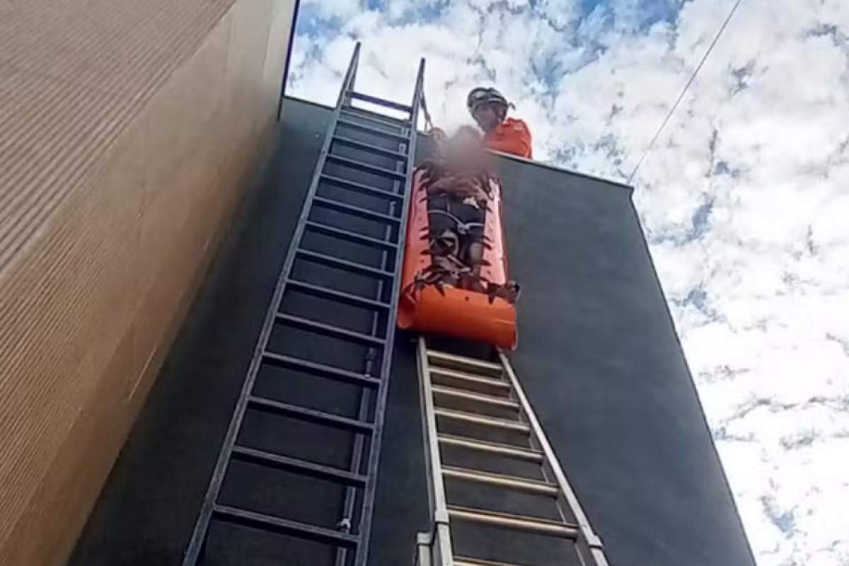 Jovem sobe em cobertura de edifício e é resgatado por bombeiros após não conseguir descer do imóvel