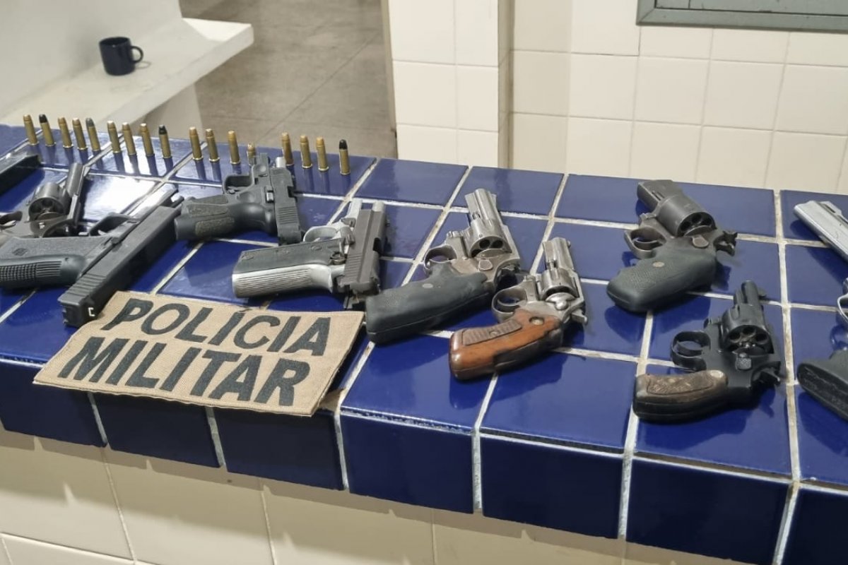 Polícia prende dez homens suspeitos de envolvimento com homicídios e tráfico de drogas em Brumado