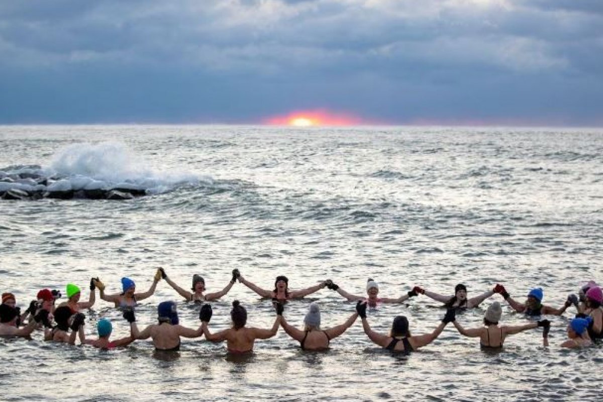 Mulheres canadenses mergulham em temperaturas extremas