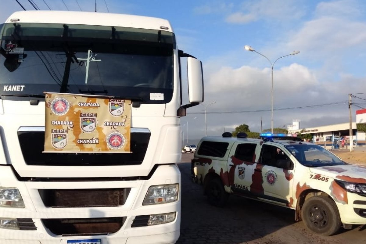 Suspeitos de roubar carreta em rodovia morrem durante confronto com a polícia em zona rural da Bahia