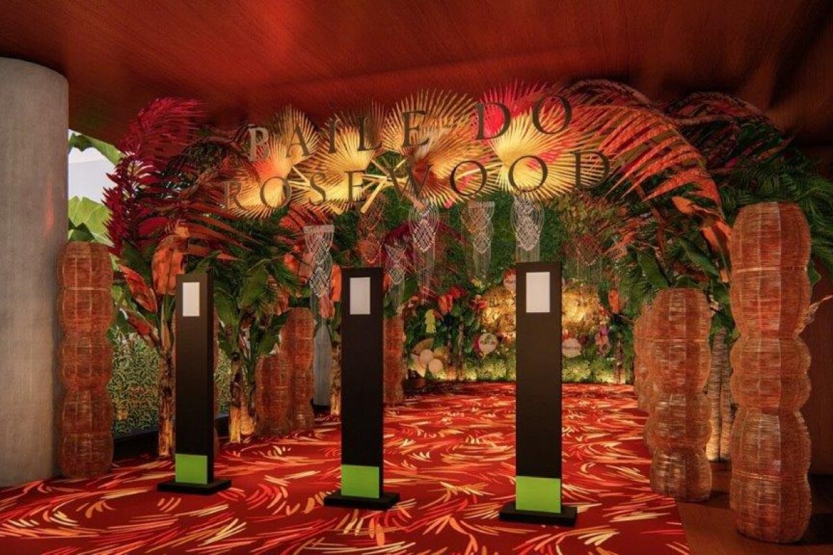 Com projeto assinado pela Scena21, cenografia do Baile do Rosewood aposta em elementos inspirados na riqueza da fauna e da flora brasileira!