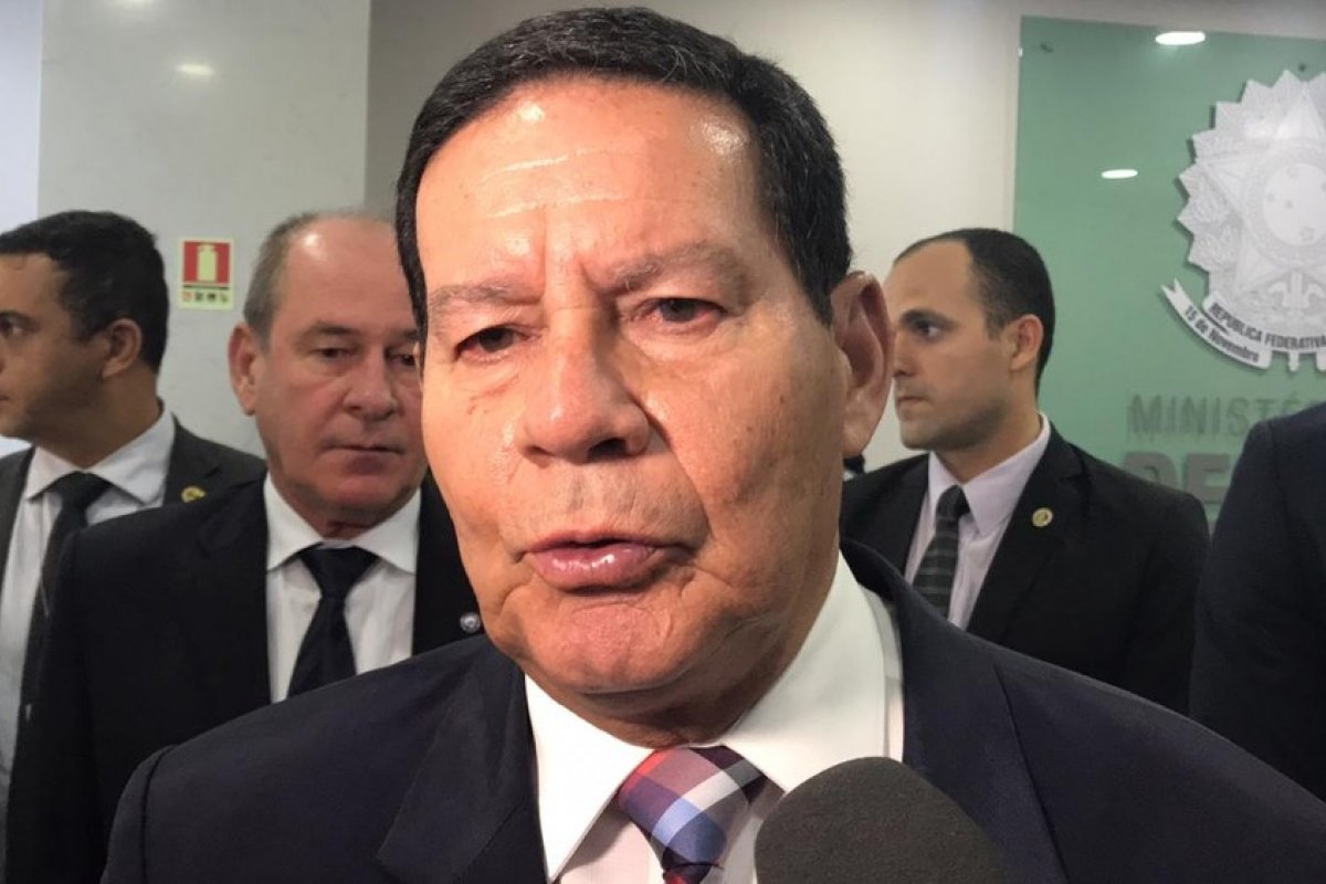 Mourão passa por cirurgia para retirada de catarata